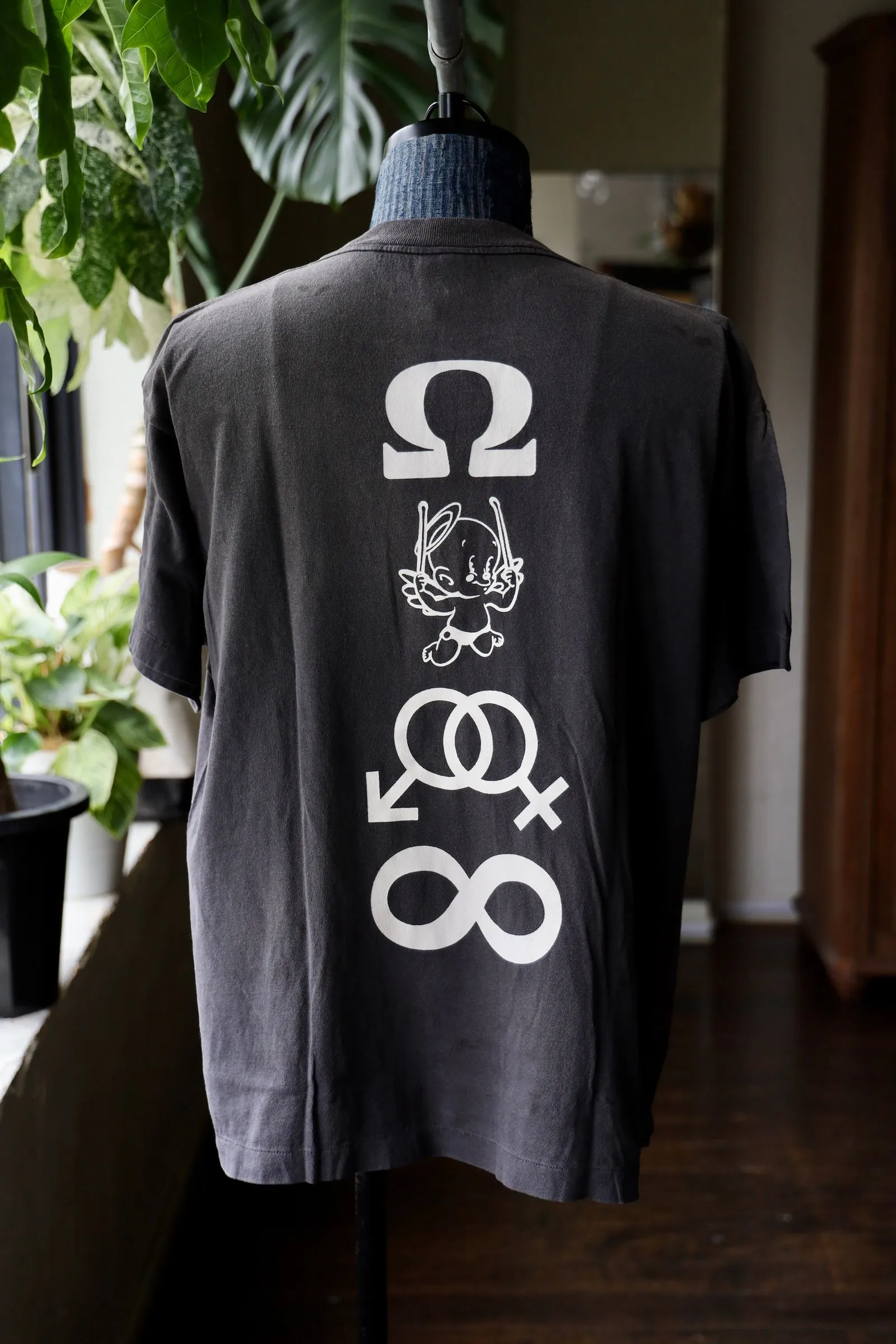 SAINT Mxxxxxx CANDLE SS TEE/BLK Slogan candle distressed TEE Little angel short sleeves on the back Washed in black S-XL Same as the original version Cylindrical side seam OE yarn fabric Garment dyeing Fade in heavy washes Fade with horse plaster on the bust Correct version matching Original version accessories Original level printing restoration